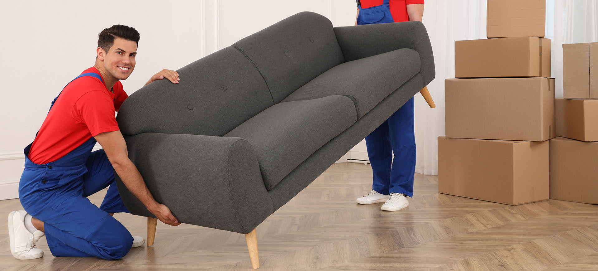 movers-carrying-sofa